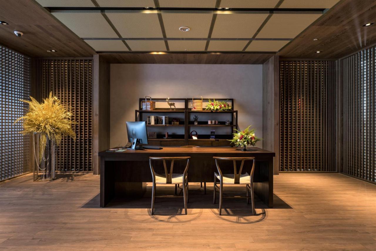 Evergreen Palace Hotel Chiayi Taibao Luaran gambar The reception desk at the library