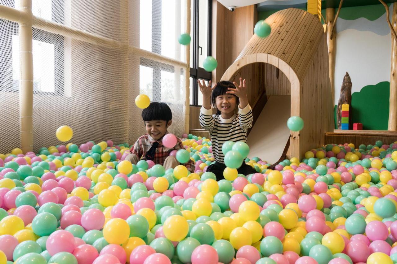 Evergreen Palace Hotel Chiayi Taibao Luaran gambar Children playing in a ball pit