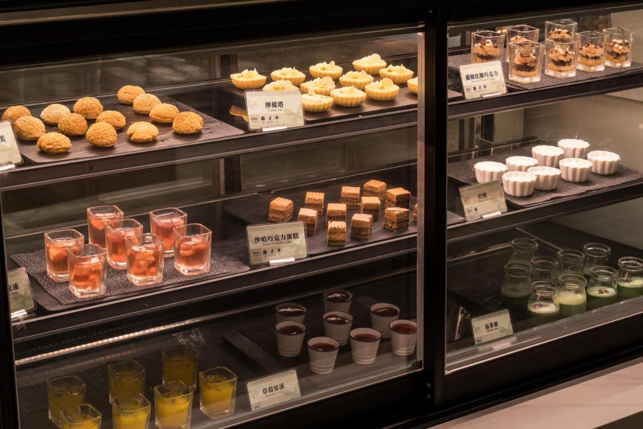 Evergreen Palace Hotel Chiayi Taibao Luaran gambar A display case of desserts