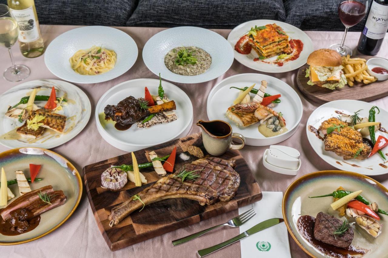 Evergreen Palace Hotel Chiayi Taibao Luaran gambar A selection of dishes at the restaurant