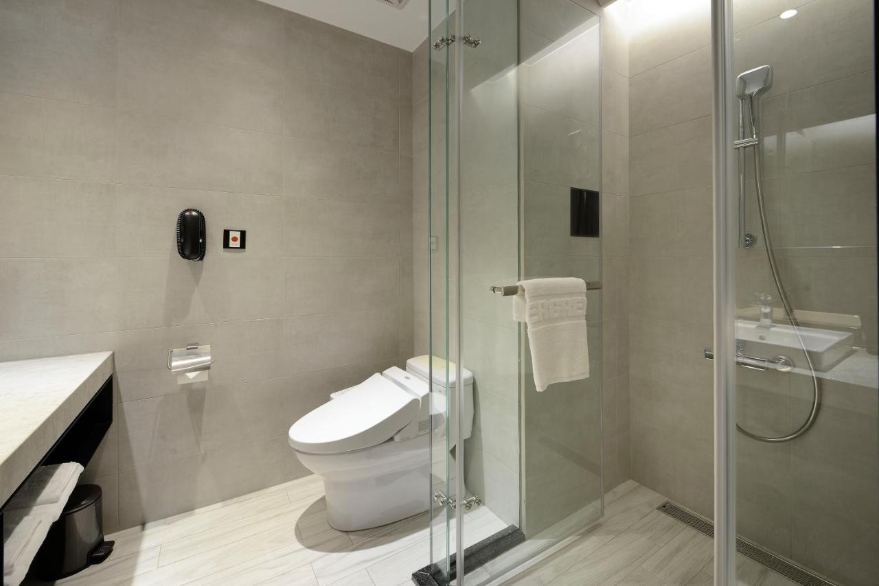 Evergreen Palace Hotel Chiayi Taibao Luaran gambar A modern bathroom with a shower cubicle